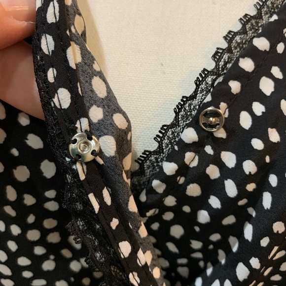 🌺NWT- Juniors black and white top - Picture 5 of 8